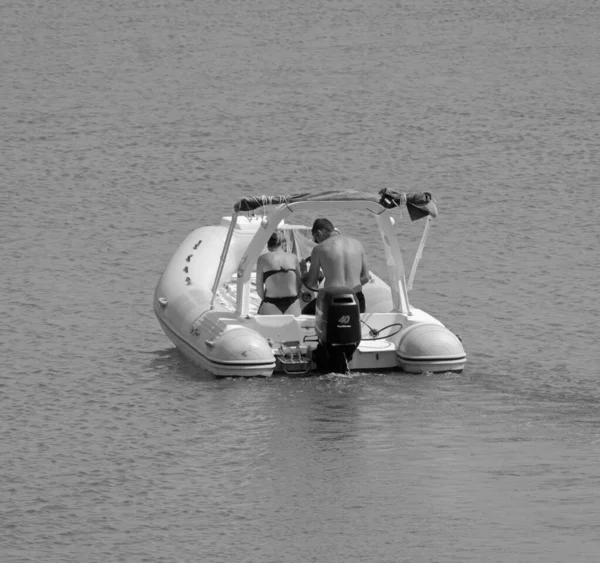 イタリア シチリア島 地中海 マリーナ ラグーザ ラグーザ州 6月2021 ポート内のゴムボート上のカップル Editorial — ストック写真