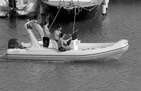 意大利 西西里 地中海 拉古萨海 拉古萨省 2021年6月19日 港口一艘橡皮船上的男子 Editorial — 图库照片