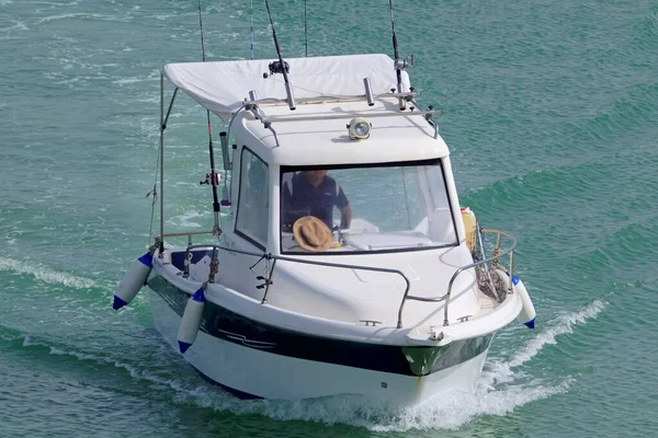 イタリア シチリア島 地中海 マリーナ ラグーザ ラグーザ州 6月2021 ポート内のモーターボート上のスポーツ漁師 Editorial — ストック写真