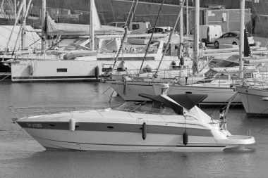 İtalya, Sicilya, Akdeniz, Marina di Ragusa (Ragusa Eyaleti); 20 Haziran 2021, limanda lüks bir yatta insanlar - EDITORIAL