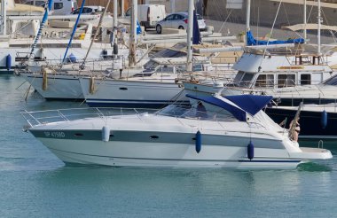 İtalya, Sicilya, Akdeniz, Marina di Ragusa (Ragusa Eyaleti); 20 Haziran 2021, limanda lüks bir yatta insanlar - EDITORIAL