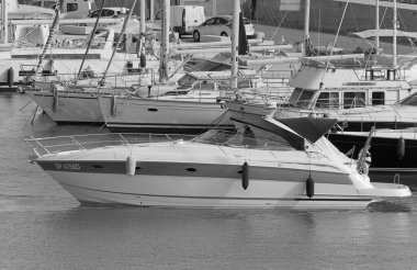 İtalya, Sicilya, Akdeniz, Marina di Ragusa (Ragusa Eyaleti); 20 Haziran 2021, limanda lüks bir yatta insanlar - EDITORIAL