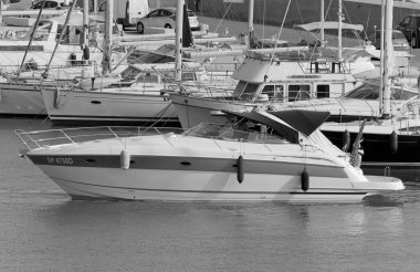 İtalya, Sicilya, Akdeniz, Marina di Ragusa (Ragusa Eyaleti); 20 Haziran 2021, limanda lüks bir yatta insanlar - EDITORIAL