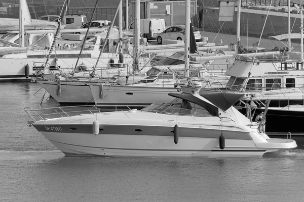 İtalya, Sicilya, Akdeniz, Marina di Ragusa (Ragusa Eyaleti); 20 Haziran 2021, limanda lüks bir yatta insanlar - EDITORIAL