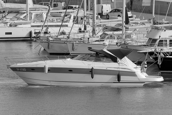 イタリア シチリア島 地中海 マリーナ ラグーザ ラグーザ州 2021年6月20日 港内の豪華なヨットに乗っている人々 Editorial — ストック写真