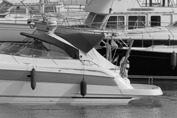 意大利 西西里 地中海 拉古萨海 拉古萨省 2021年6月20日 港口乘豪华游艇的人 Editorial — 图库照片