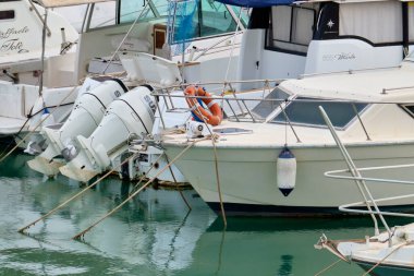 İtalya, Sicilya, Akdeniz, Marina di Ragusa (Ragusa ili); 21 Haziran 2021, limanda lüks yatlar - EDITORIAL