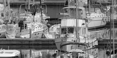 İtalya, Sicilya, Akdeniz, Marina di Ragusa (Ragusa ili); 22 Haziran 2021, limanda lüks yatlar - EDITORIAL