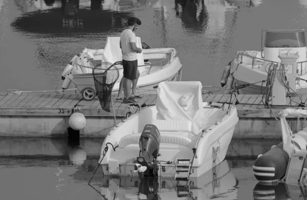 イタリア シチリア島 地中海 マリーナ ラグーザ ラグーザ州 6月2021 ポート内の人々 モーターボートや高級ヨット Editorial — ストック写真