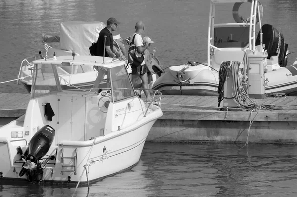 イタリア シチリア島 地中海 マリーナ ラグーザ ラグーザ州 2021年6月24日 港内の人々 モーターボート 豪華ヨット — ストック写真