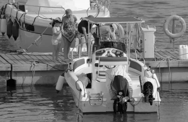 意大利 西西里 地中海 拉古萨港 拉古萨省 2021年6月24日 港口内的人员 汽艇和豪华游艇 Editorial — 图库照片