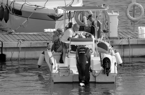 イタリア シチリア島 地中海 マリーナ ラグーザ ラグーザ州 2021年6月24日 港のモーターボートに乗っている人々 Editorial — ストック写真