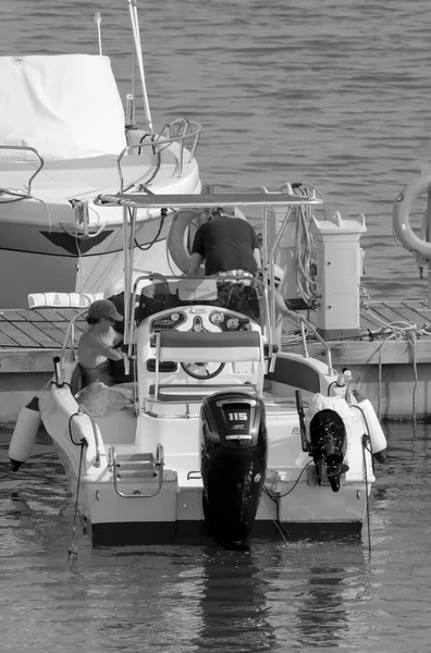 Italien Sicilien Medelhavet Marina Ragusa Ragusaprovinsen Juni 2021 Personer Motorbåt — Stockfoto