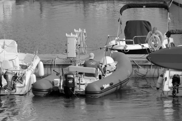 イタリア シチリア島 地中海 マリーナ ラグーザ ラグーザ州 2021年6月24日 港のゴムボートに乗って男 Editorial — ストック写真
