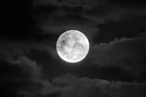 Italie Sicile Pleine Lune Avec Quelques Nuages Dans Ciel Sombre — Photo