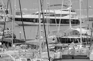 İtalya, Sicilya, Akdeniz, Marina di Ragusa (Ragusa ili); 25 Haziran 2021, limanda lüks yatlar - EDITORIAL