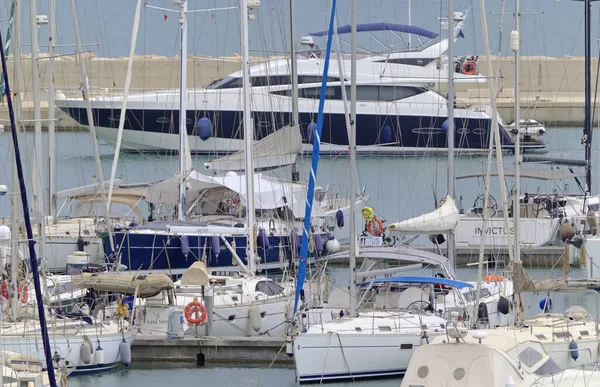 Italien Sicilien Medelhavet Marina Ragusa Ragusaprovinsen Juni 2021 Lyxjakter Hamnen — Stockfoto