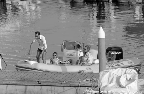 イタリア シチリア島 地中海 マリーナ ラグーザ ラグーザ州 2021年6月25日 港のゴムボートに乗っている人々 Editorial — ストック写真
