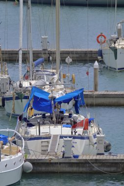 İtalya, Sicilya, Akdeniz, Marina di Ragusa (Ragusa ili); 26 Haziran 2021, limanda yelkenli tekneleri - EDITORIAL