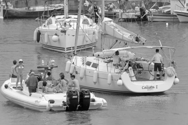 意大利 西西里 地中海 拉古萨海 拉古萨省 2021年6月26日 港口内乘坐大型橡皮船和帆船的人 Editorial — 图库照片