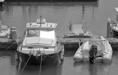 İtalya, Sicilya, Akdeniz, Marina di Ragusa (Ragusa ili); 27 Haziran 2021, limanda motorlu tekneler ve lüks yatlar - EDITORIAL