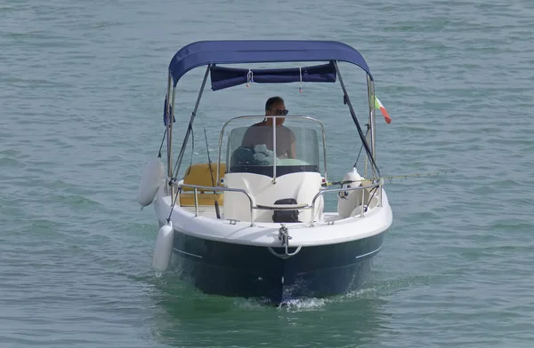 Italien Sicilien Medelhavet Marina Ragusa Ragusaprovinsen Juni 2021 Sportfiskare Motorbåt — Stockfoto