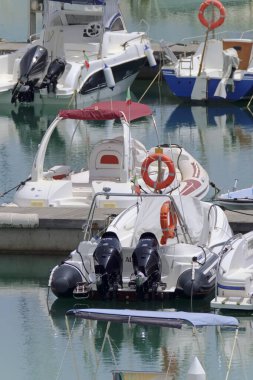 İtalya, Sicilya, Akdeniz, Marina di Ragusa (Ragusa ili); 29 Haziran 2021, limanda motorlu tekne - EDITORIAL