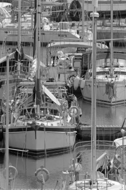 İtalya, Sicilya, Akdeniz, Marina di Ragusa (Ragusa ili); 29 Haziran 2021, limanda yelkenli tekneleri - EDITORIAL