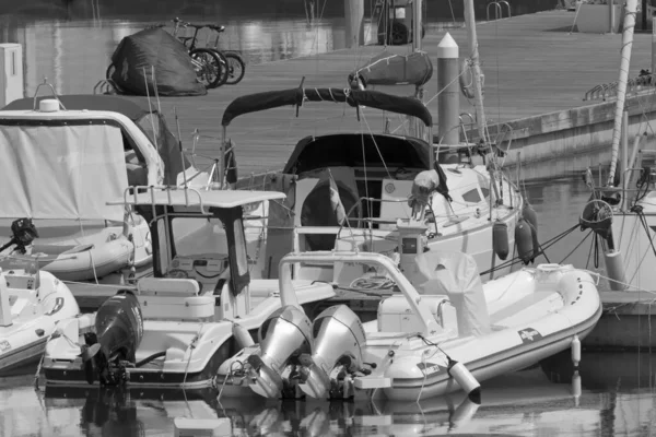 意大利 西西里 地中海 拉古萨港 拉古萨省 2021年6月29日 港口内的汽艇和豪华游艇 Editorial — 图库照片