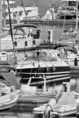 İtalya, Sicilya, Akdeniz, Marina di Ragusa (Ragusa ili); 29 Haziran 2021, limanda motorlu tekneler ve lüks yatlar - EDITORIAL