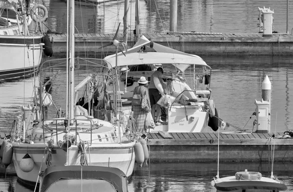 意大利 西西里 地中海 拉古萨海 拉古萨省 2021年6月29日 港口内的人员和帆船 Editorial — 图库照片