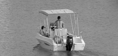 İtalya, Sicilya, Akdeniz, Marina di Ragusa (Ragusa Eyaleti); 29 Haziran 2021, limandaki bir motorlu tekne - EDITORIAL