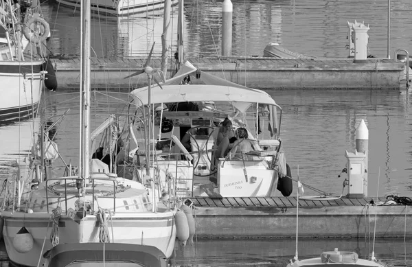 Italien Sicilien Medelhavet Marina Ragusa Ragusaprovinsen Juni 2021 Människor Segelbåt — Stockfoto