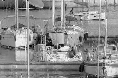 İtalya, Sicilya, Akdeniz, Marina di Ragusa (Ragusa ili); 29 Haziran 2021, limanda halk ve lüks yatlar - EDITORIAL