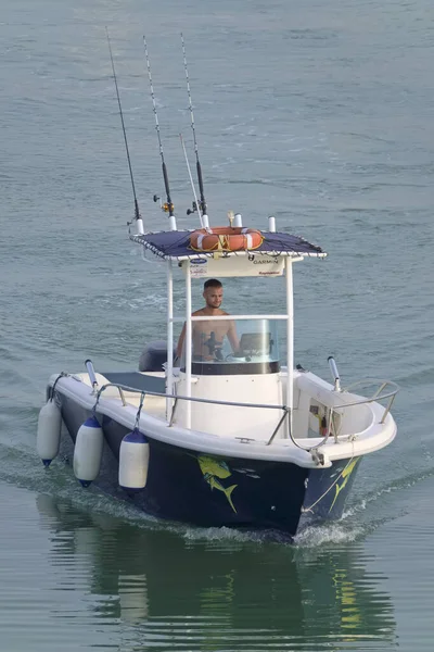 イタリア シチリア島 地中海 マリーナ ラグーザ ラグーザ州 2021年6月29日 港内のモーターボートでスポーツ漁師 Editorial — ストック写真