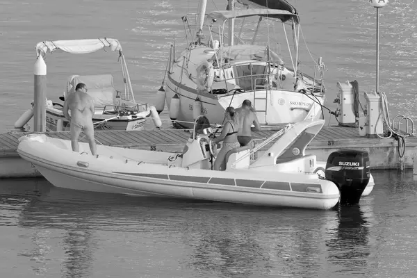 イタリア シチリア島 地中海 マリーナ ラグーザ ラグーザ州 2021年6月29日 港のゴムボートに乗っている人々 Editorial — ストック写真