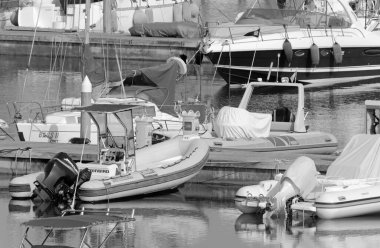 İtalya, Sicilya, Akdeniz, Marina di Ragusa (Ragusa Eyaleti); 1 Temmuz 2021, limanda motorlu tekneler ve lüks yatlar - EDITORIAL