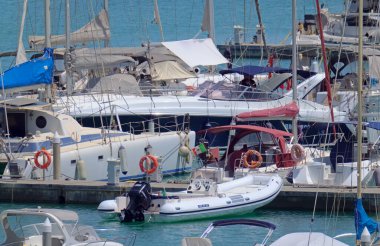 İtalya, Sicilya, Akdeniz, Marina di Ragusa (Ragusa ili); 2 Temmuz 2021, limanda motorlu tekneler ve lüks yatlar - EDITORIAL