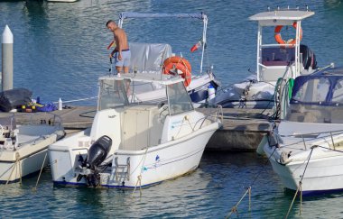 İtalya, Sicilya, Akdeniz, Marina di Ragusa (Ragusa ili); 2 Temmuz 2021, limandaki insanlar, motorlu tekneler ve lüks yatlar - EDITORIAL