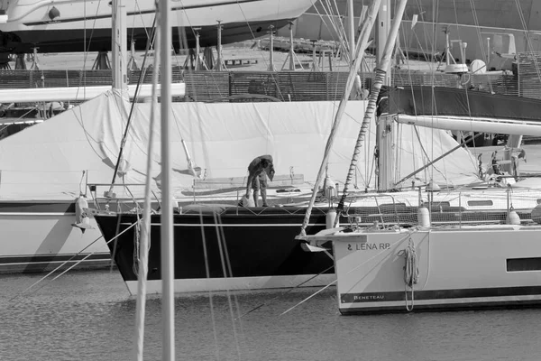 イタリア シチリア島 地中海 マリーナ ラグーザ ラグーザ州 7月2021 ポート内の帆船に男 編集部 — ストック写真