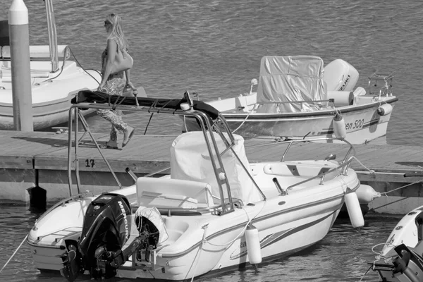 イタリア シチリア島 地中海 マリーナ ラグーザ ラグーザ州 7月2021 港の人々とモーターボート Editorial — ストック写真