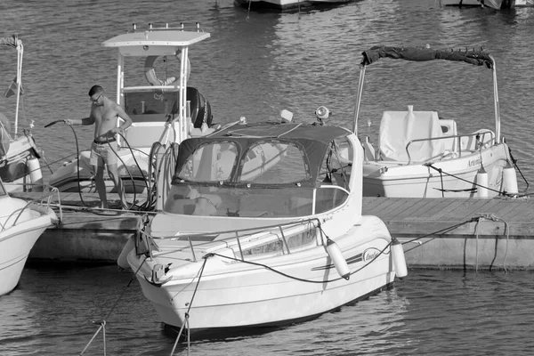 Italien Sicilien Medelhavet Marina Ragusa Ragusaprovinsen Juli 2021 Människor Motorbåtar — Stockfoto