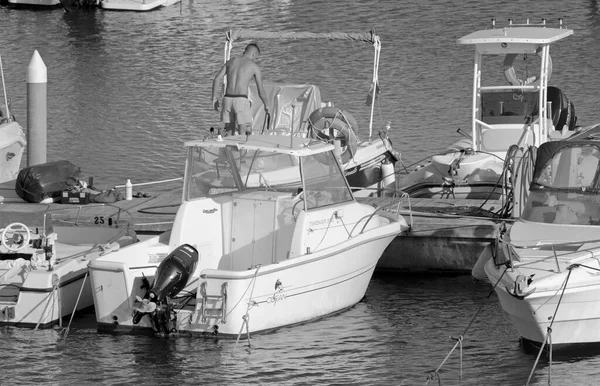 意大利 西西里 地中海 拉古萨港 拉古萨省 2021年7月2日 港口内的人员 汽艇和豪华游艇 Editorial — 图库照片