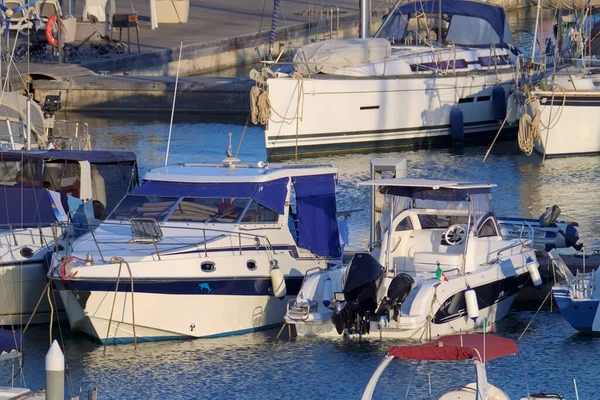 イタリア シチリア島 地中海 マリーナ ラグーザ ラグーザ州 7月2021 港のモーターボートや豪華ヨット 編集部 — ストック写真