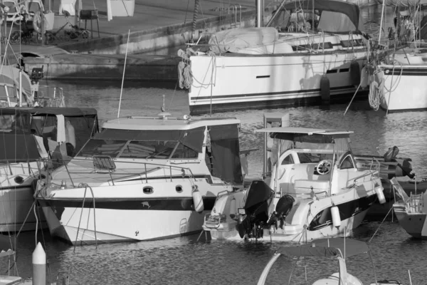イタリア シチリア島 地中海 マリーナ ラグーザ ラグーザ州 7月2021 港のモーターボートや豪華ヨット 編集部 — ストック写真