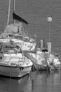 İtalya, Sicilya, Akdeniz, Marina di Ragusa (Ragusa Eyaleti); 3 Temmuz 2021, limanda motorlu tekneler ve lüks yatlar - EDITORIAL