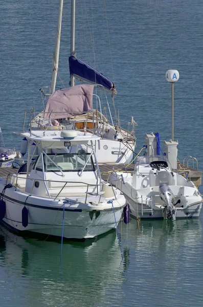 Italien Sicilien Medelhavet Marina Ragusa Ragusaprovinsen Juli 2021 Motorbåtar Och — Stockfoto