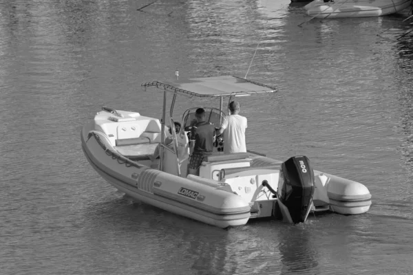 意大利 西西里 地中海 拉古萨海 拉古萨省 2021年7月3日 港口一艘橡皮船上的人 Editorial — 图库照片