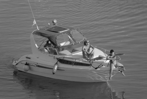 Italien Sicilien Medelhavet Marina Ragusa Ragusaprovinsen Juli 2021 Personer Motorbåt — Stockfoto