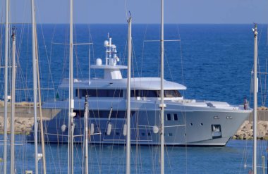 İtalya, Sicilya, Akdeniz, Marina di Ragusa (Ragusa Eyaleti); 3 Temmuz 2021, limana giren büyük lüks yat manzarası - EDITORIAL